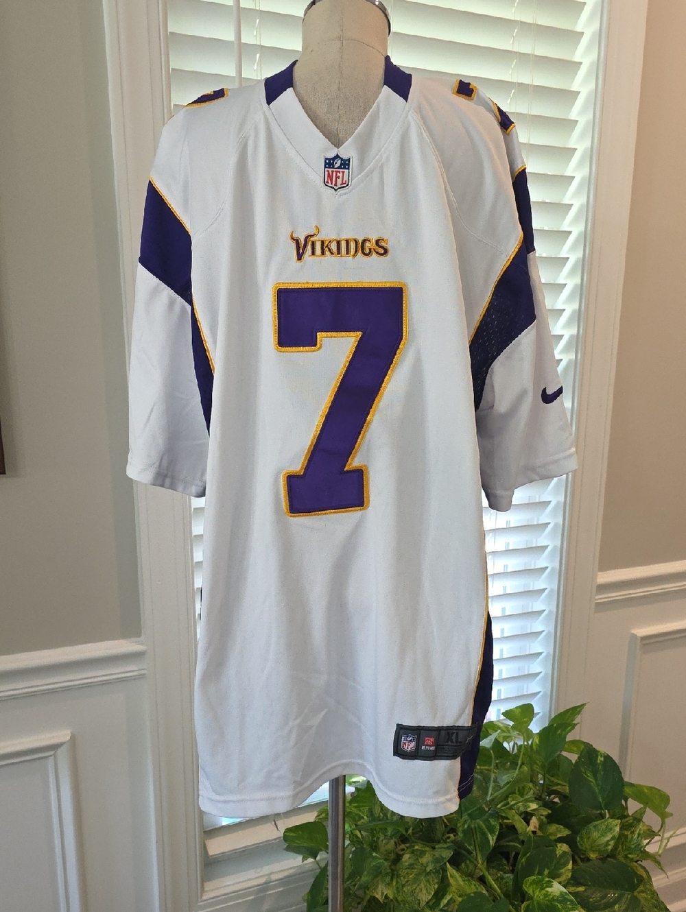 Nike / NFL White and Purple Minnesota Vikings NFL Jersey (XL)